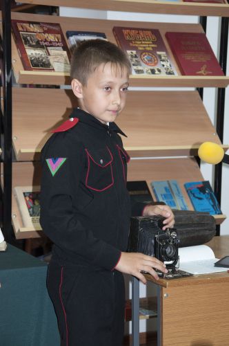 Станислав Филиппов демонстрирует старинный фотоаппарат